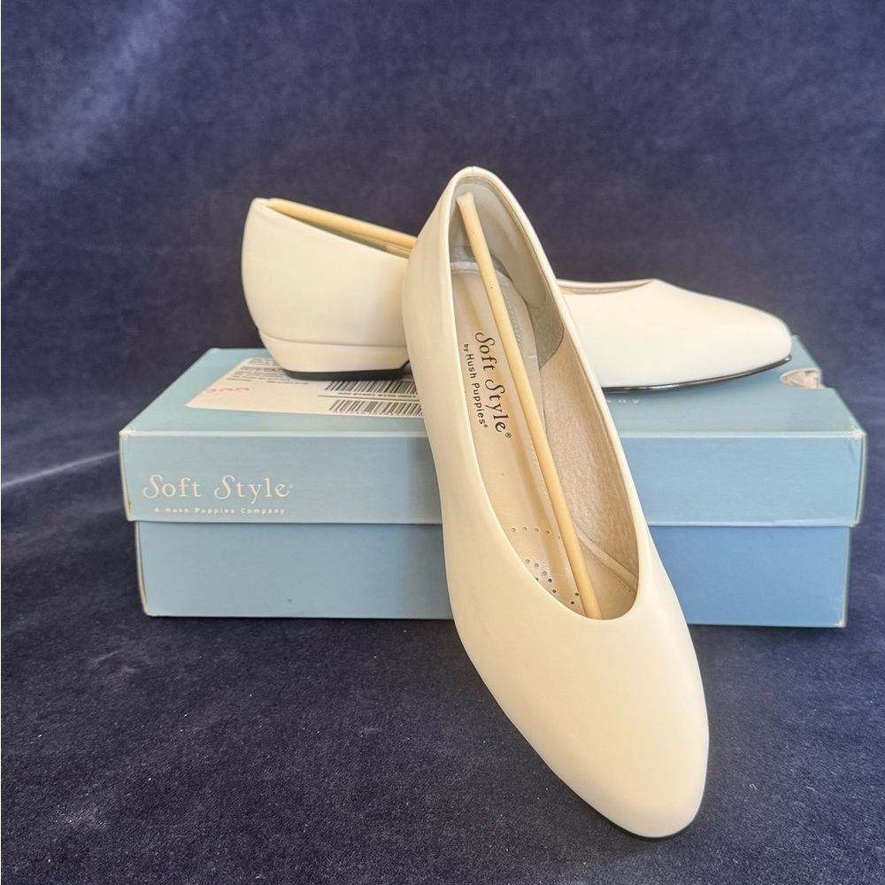 Soft Style by Hush Puppies Women's white Flats
